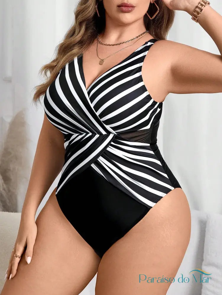 Maiô Plus Size com Estampa de Listras Elegantes